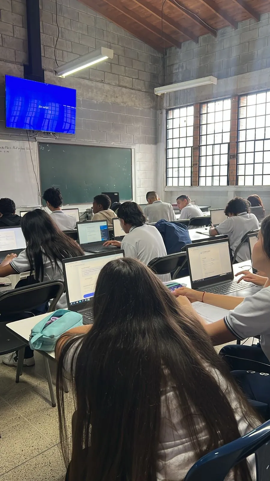 Estudiantes completando el diagnóstico de MELO CREO en laptops